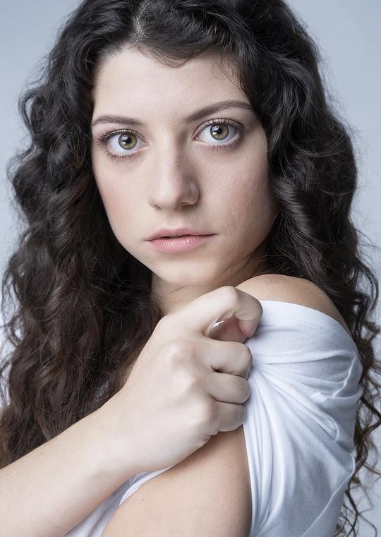 劳拉·乌瓦奇头像