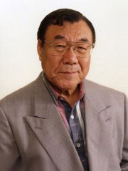 村松康雄头像