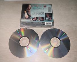 赤裸红唇封面图