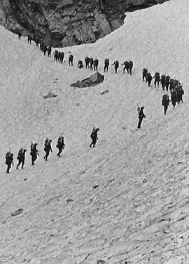 登山中的印度人封面图