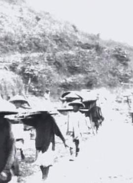 云雾缭绕的山巅封面图