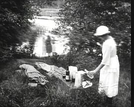 吃点心的女人封面图