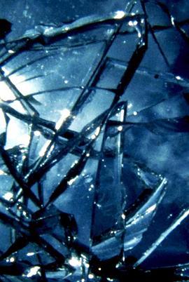 片方の目の中に月封面图