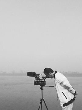 夏日里一轮满月封面图