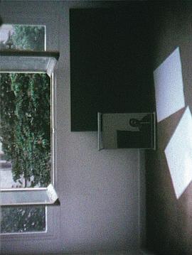 Jeune femme à sa fenêtre lisant une lettre封面图